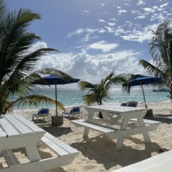 Vaatimaton Anguilla on punottu yhteen täydellisestä säästä, ruoasta, rannoista ja ystävällisistä ihmisistä